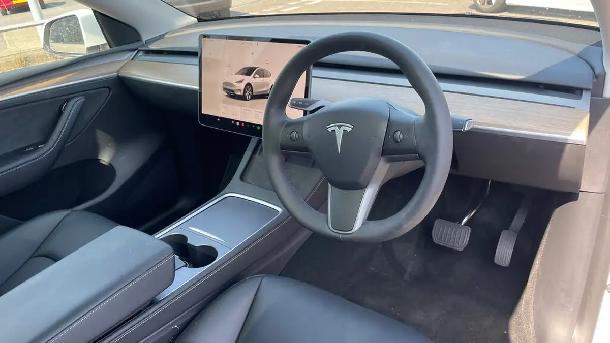 2024-tesla-model-y-e-rwd-big-8