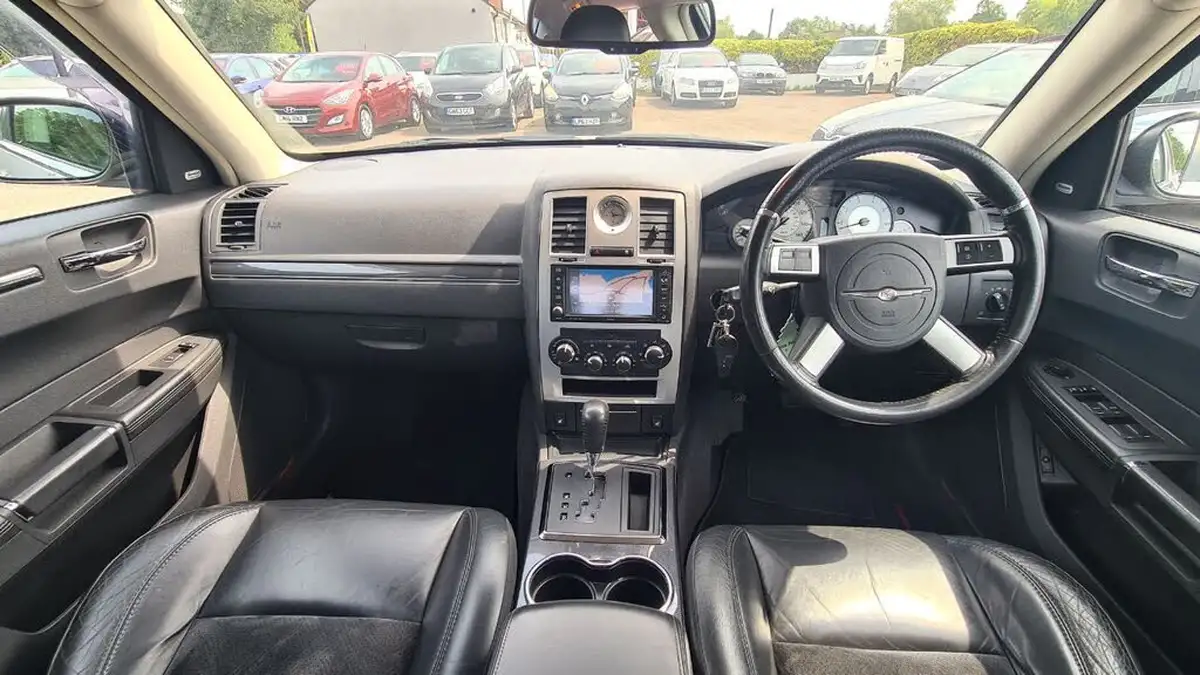 2010-chrysler-300c-30td-srt-design-saloon-4d-big-9