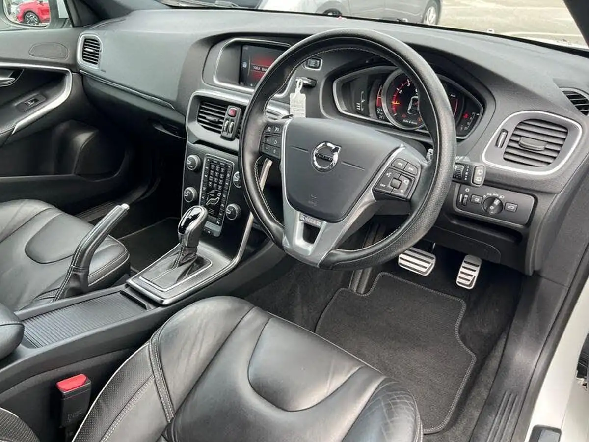 2019-volvo-v40-15-t3-r-design-edition-big-2