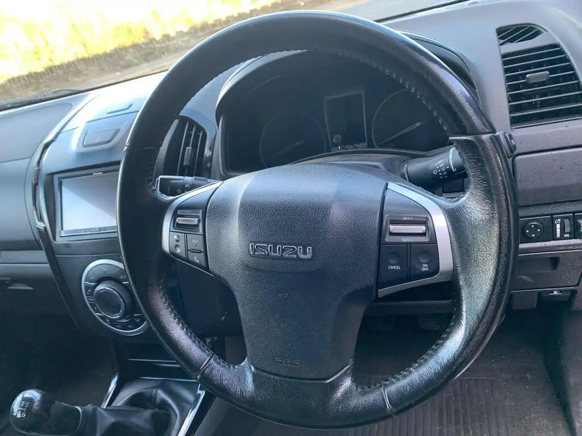 2017-isuzu-d-max-25td-venetian-red-blade-big-10
