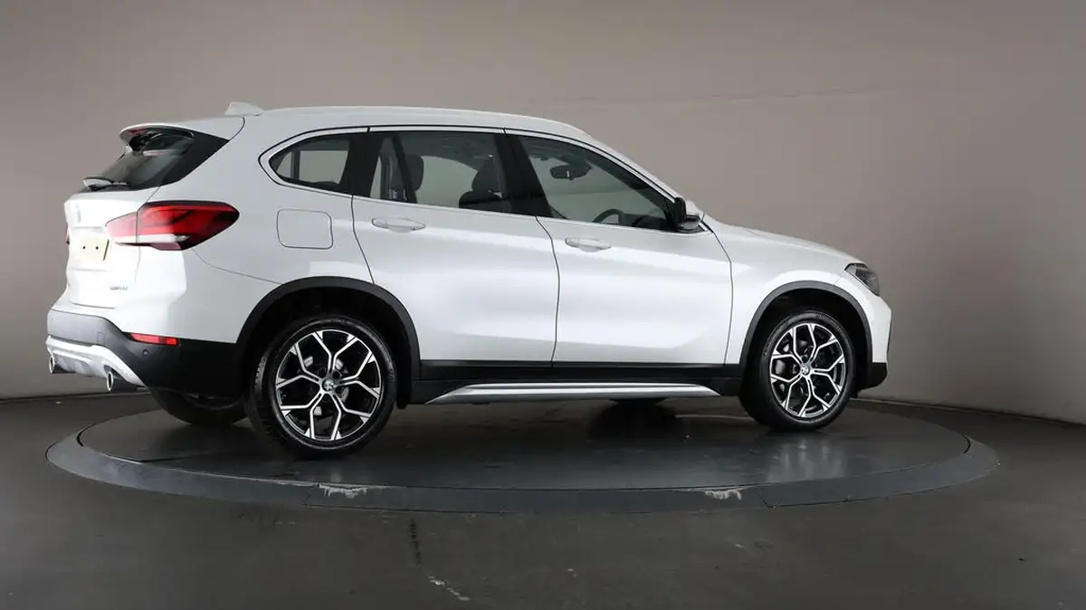 2021-bmw-x1-20td-sdrive18d-xline-big-65