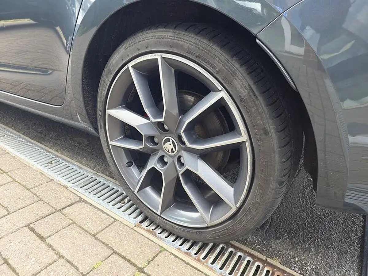 2017-skoda-octavia-20tdi-vrs-estate-big-9