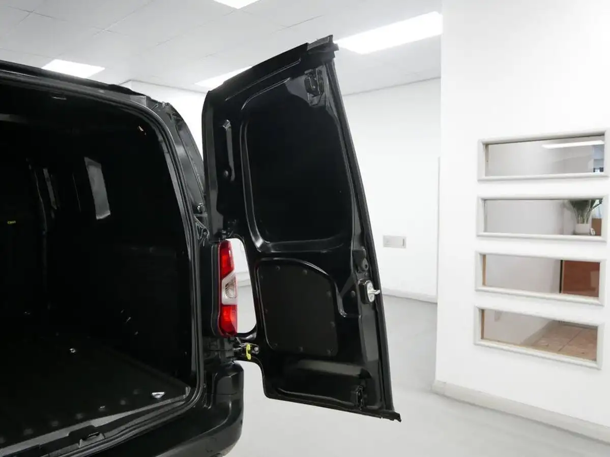 2022-toyota-proace-city-e-icon-l2-big-30