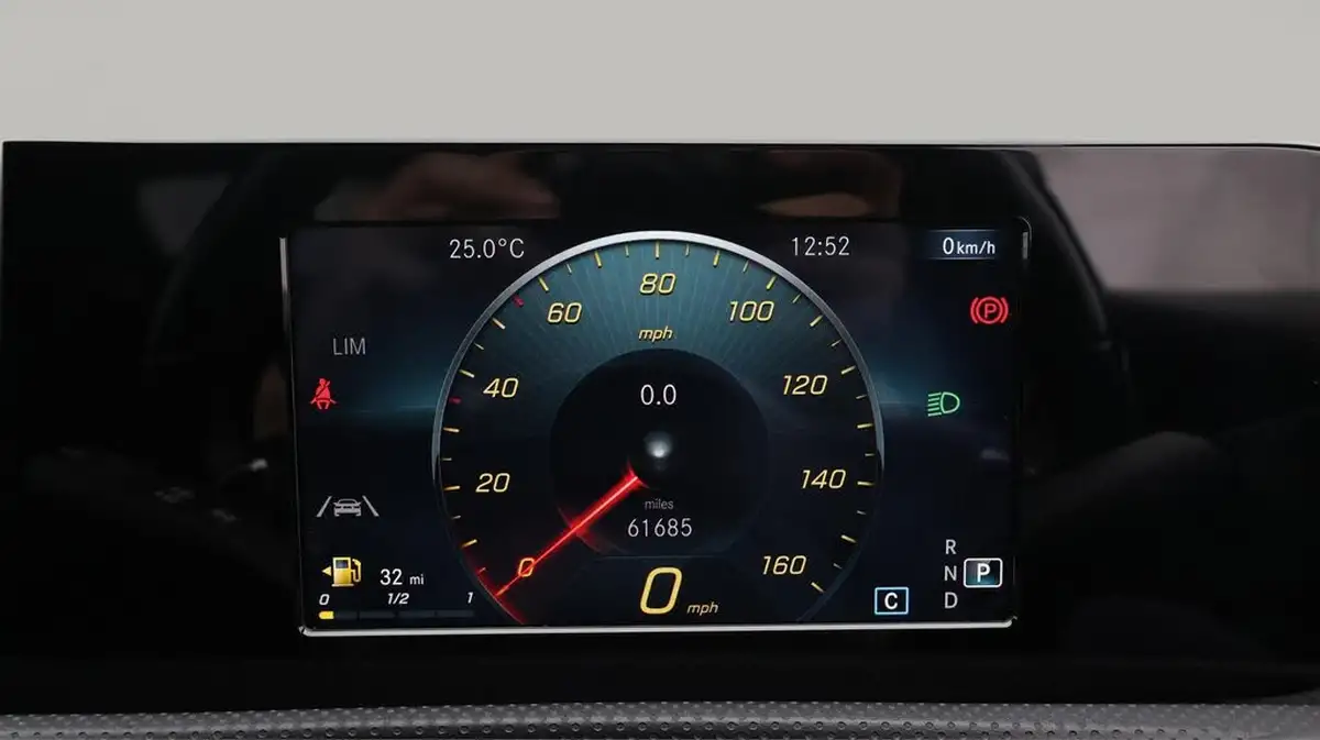 2020-mercedes-benz-a-class-13-a200-amg-line-saloon-4d-7g-dct-big-10