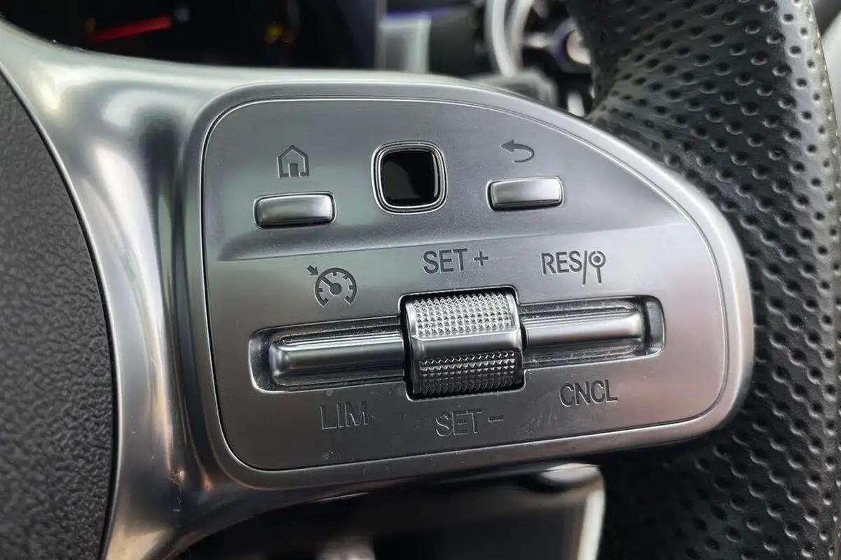 2021-mercedes-benz-a-class-13-a200-exclusive-edition-7g-dct-big-38