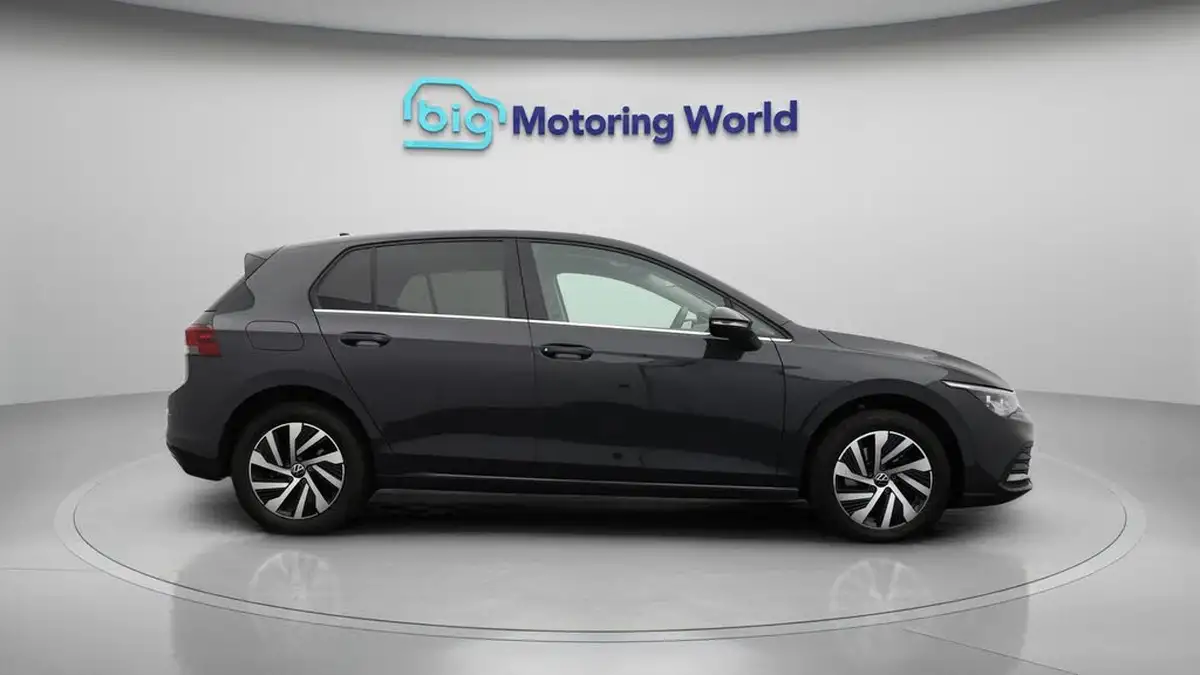 2023-volkswagen-golf-14-tsi-ehybrid-style-big-8