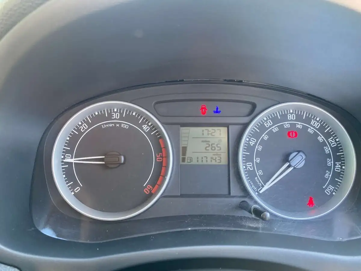 2009-skoda-roomster-14td-scout-big-11
