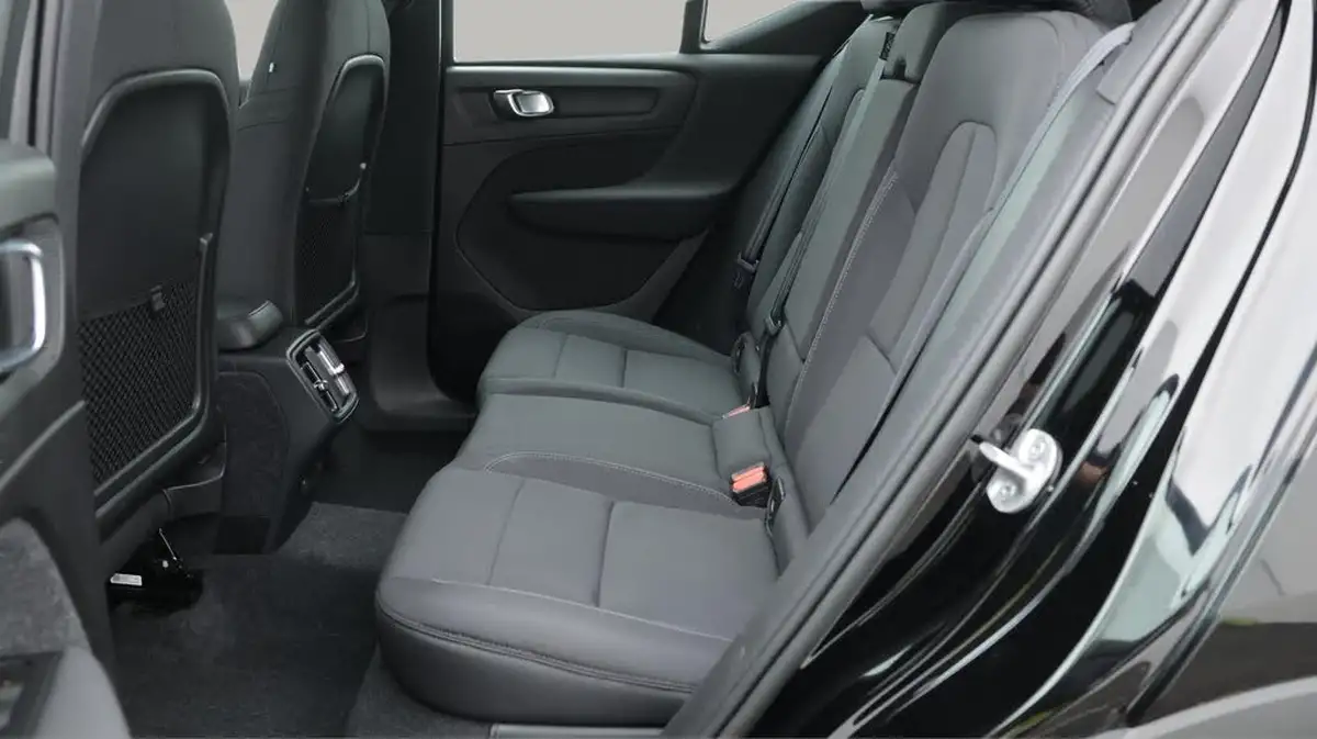 2021-volvo-xc40-15-t3-momentum-163bhp-big-16