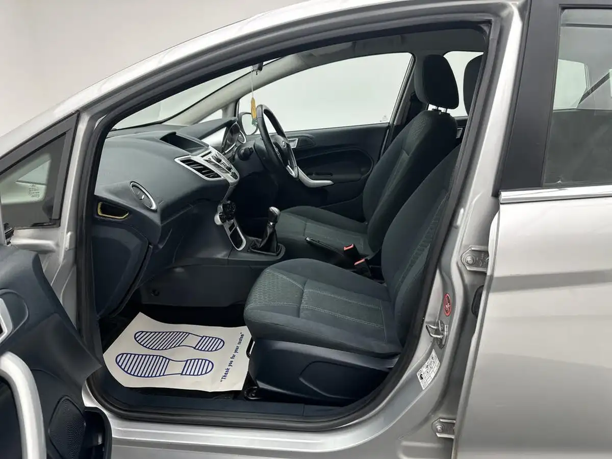 2012-ford-fiesta-125-zetec-5d-big-24
