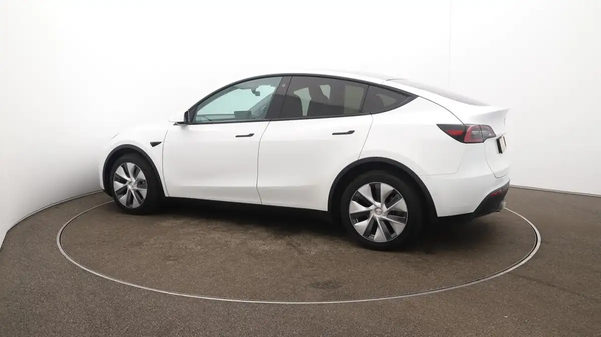 2022-tesla-model-y-e-long-range-big-49