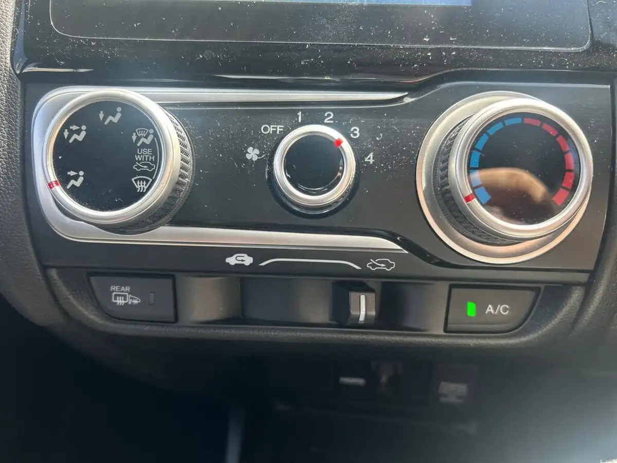 2018-honda-jazz-15-i-vtec-sport-cvt-big-25