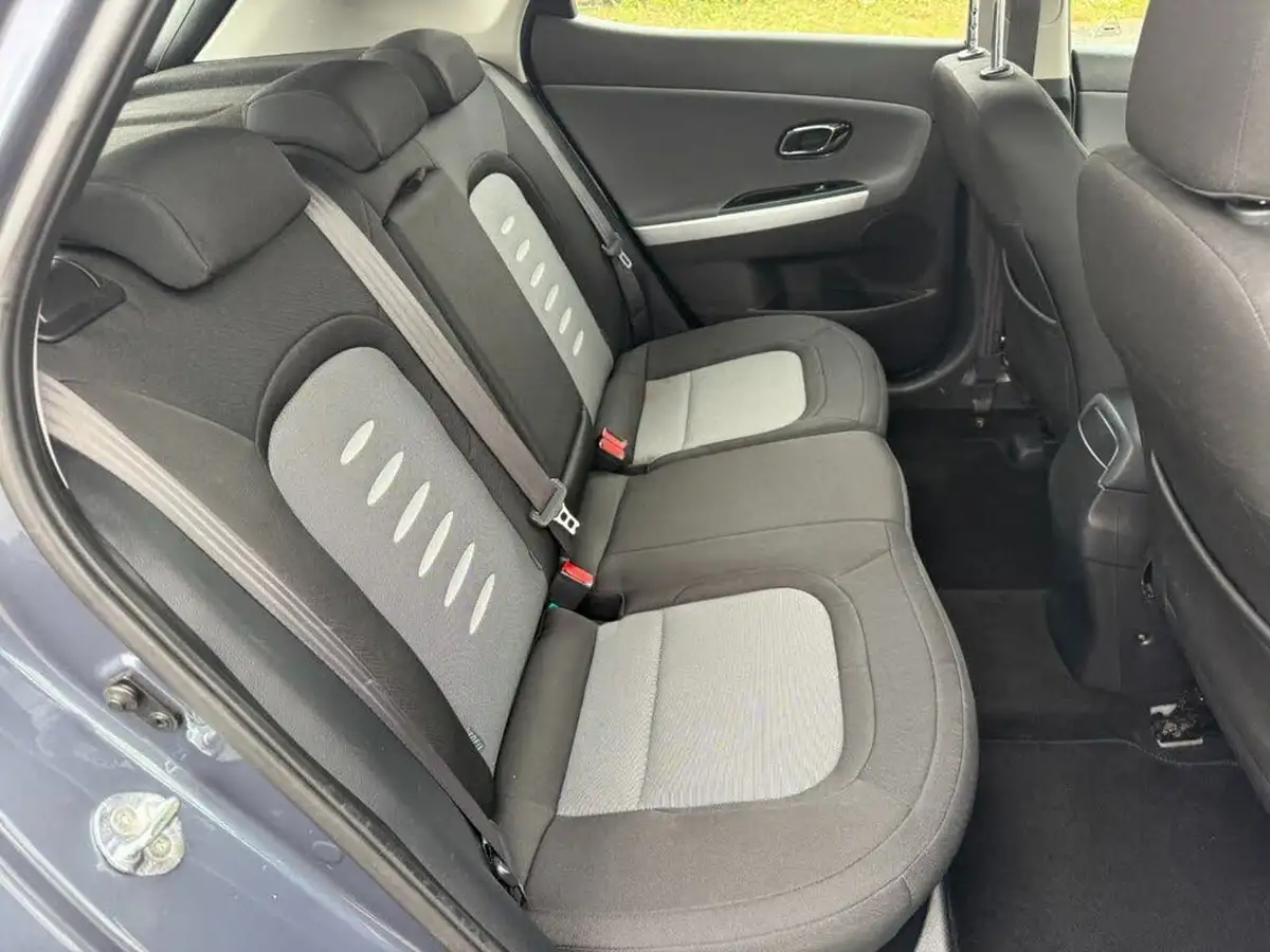2015-kia-ceed-16crdi-2-hatchback-auto-big-11