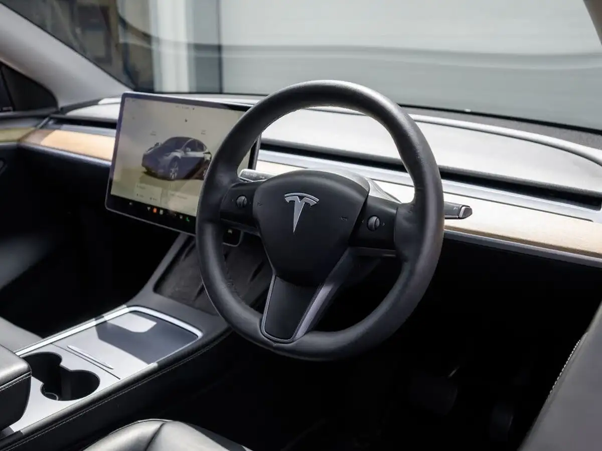 2023-tesla-model-y-e-long-range-big-33