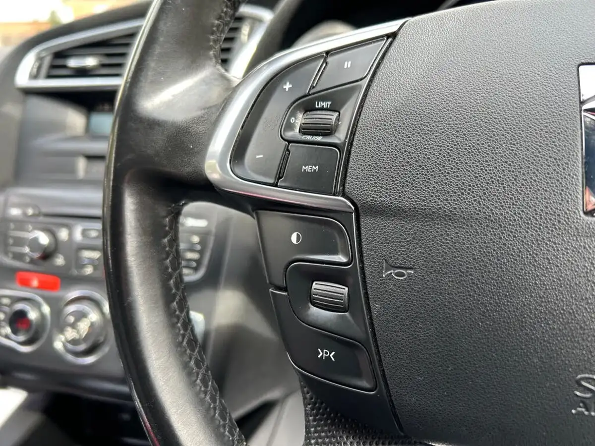 2013-citroen-ds4-20hdi-dsport-big-21