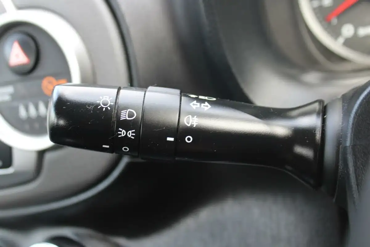 2012-toyota-yaris-133-tr-vvt-i-5d-big-25