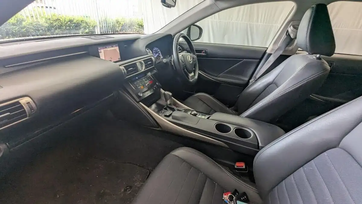 2013-lexus-is-300h-25-luxury-big-6