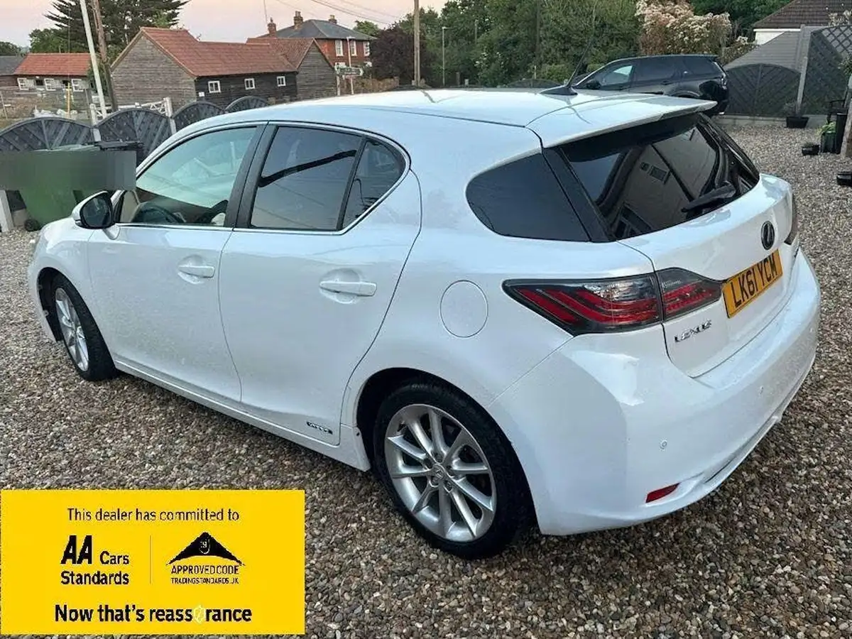 2011-lexus-ct-200h-18-se-l-big-2