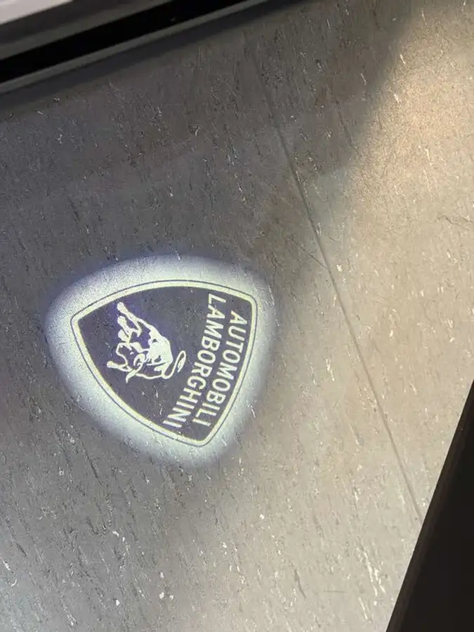 2019-lamborghini-urus-40-no-trim-big-54