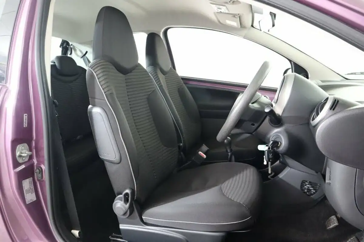 2013-peugeot-107-10-active-3d-big-21