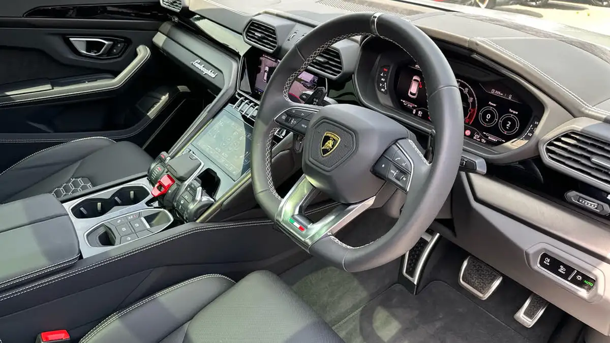 2024-lamborghini-urus-40-no-trim-big-12