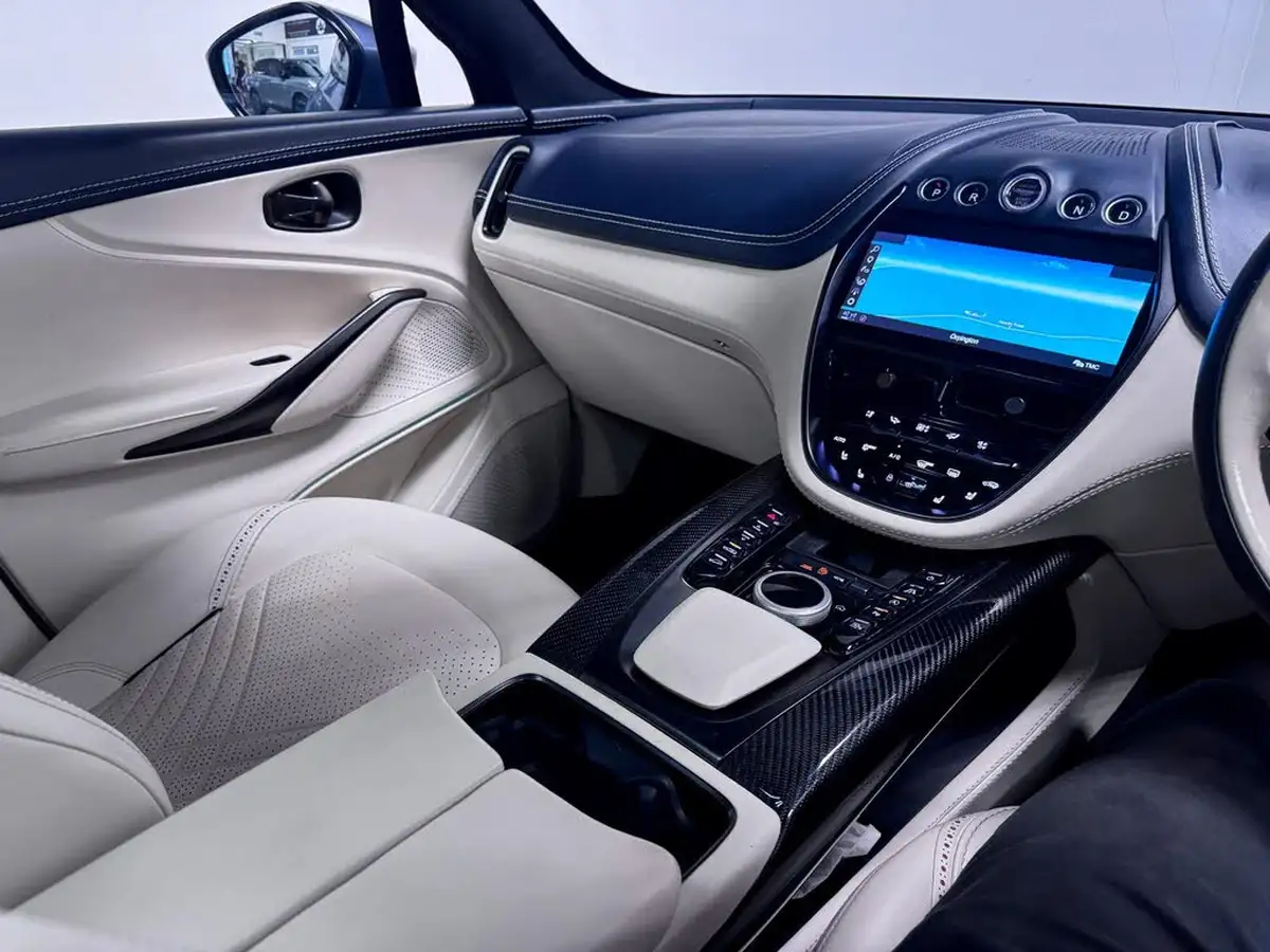 2021-aston-martin-dbx-40-v8-big-27