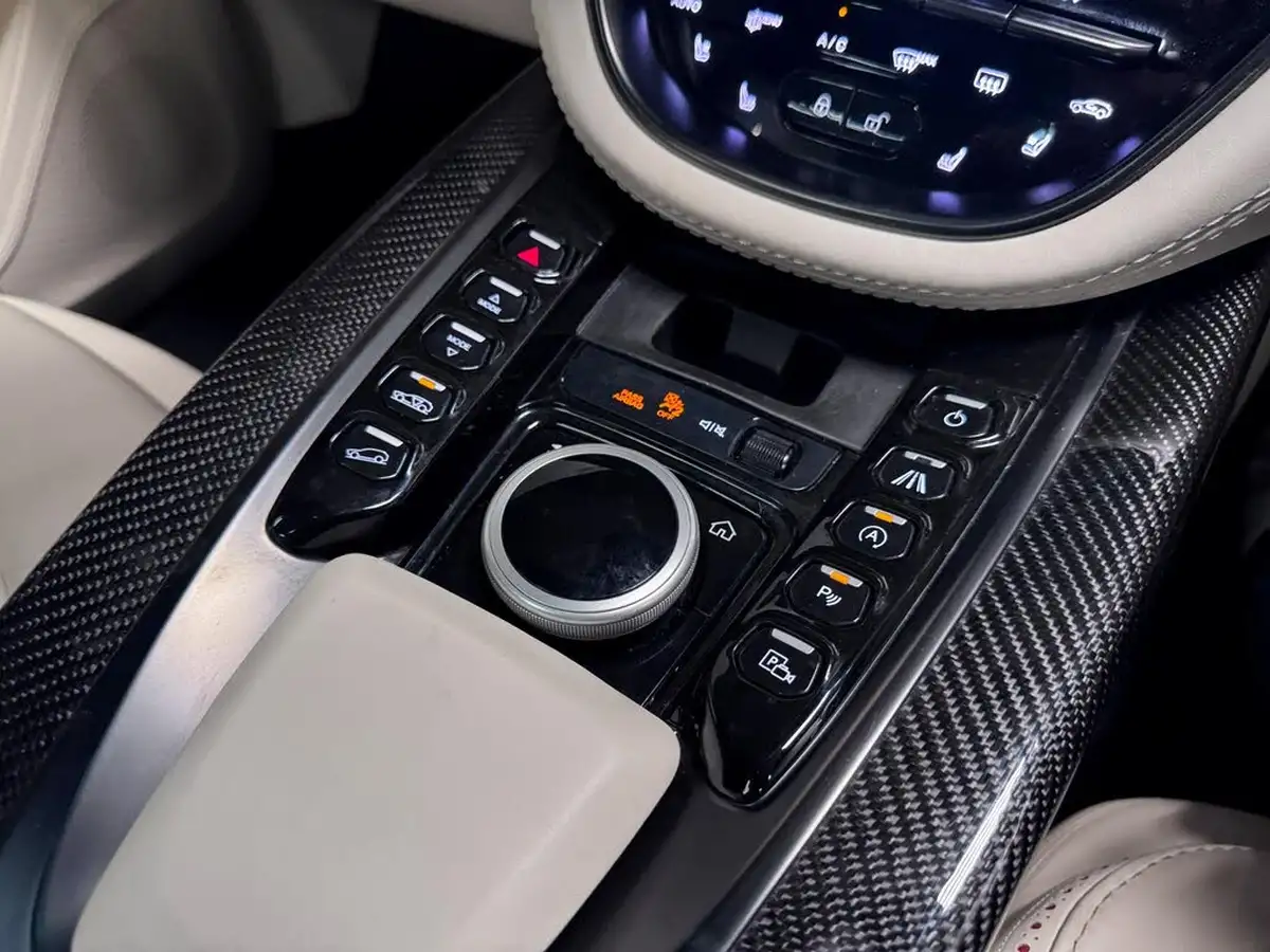 2021-aston-martin-dbx-40-v8-big-31
