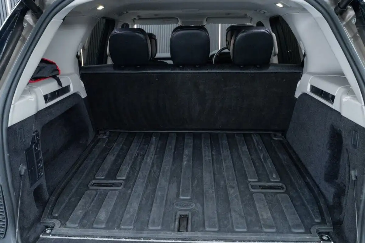 2021-land-rover-discovery-30-d300-commercial-hse-big-30