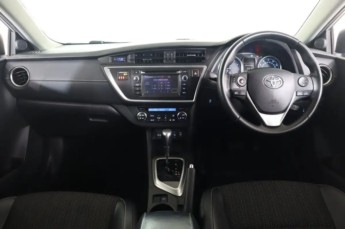 2014-toyota-auris-16-excel-hatchback-multidrive-s-big-17