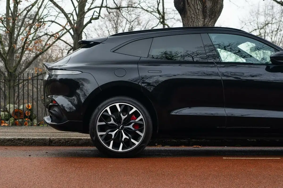 2022-aston-martin-dbx-40-v8-big-9