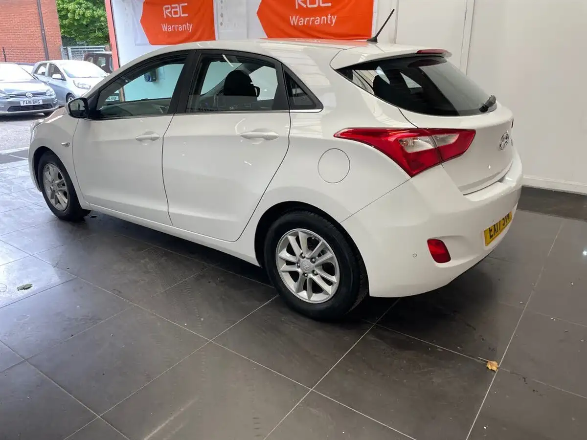 2017-hyundai-i30-16crdi-se-110ps-blue-drive-hatchback-big-6