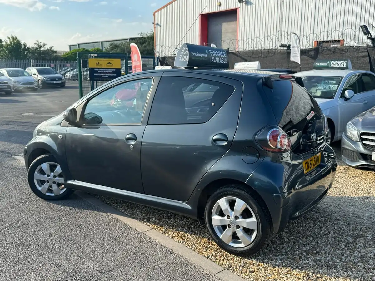 2012-toyota-aygo-10-aygo-go-5d-big-5