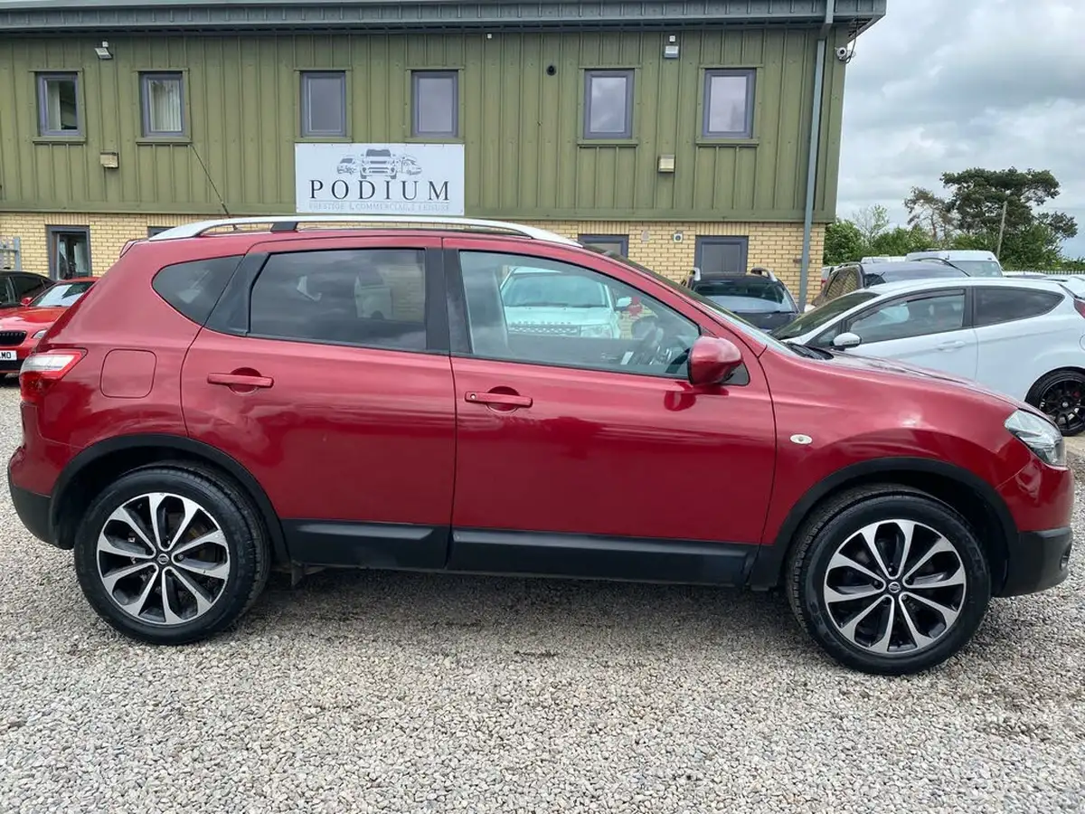 2012-nissan-qashqai-15td-n-tec-big-2