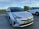 2017-toyota-prius-small-0