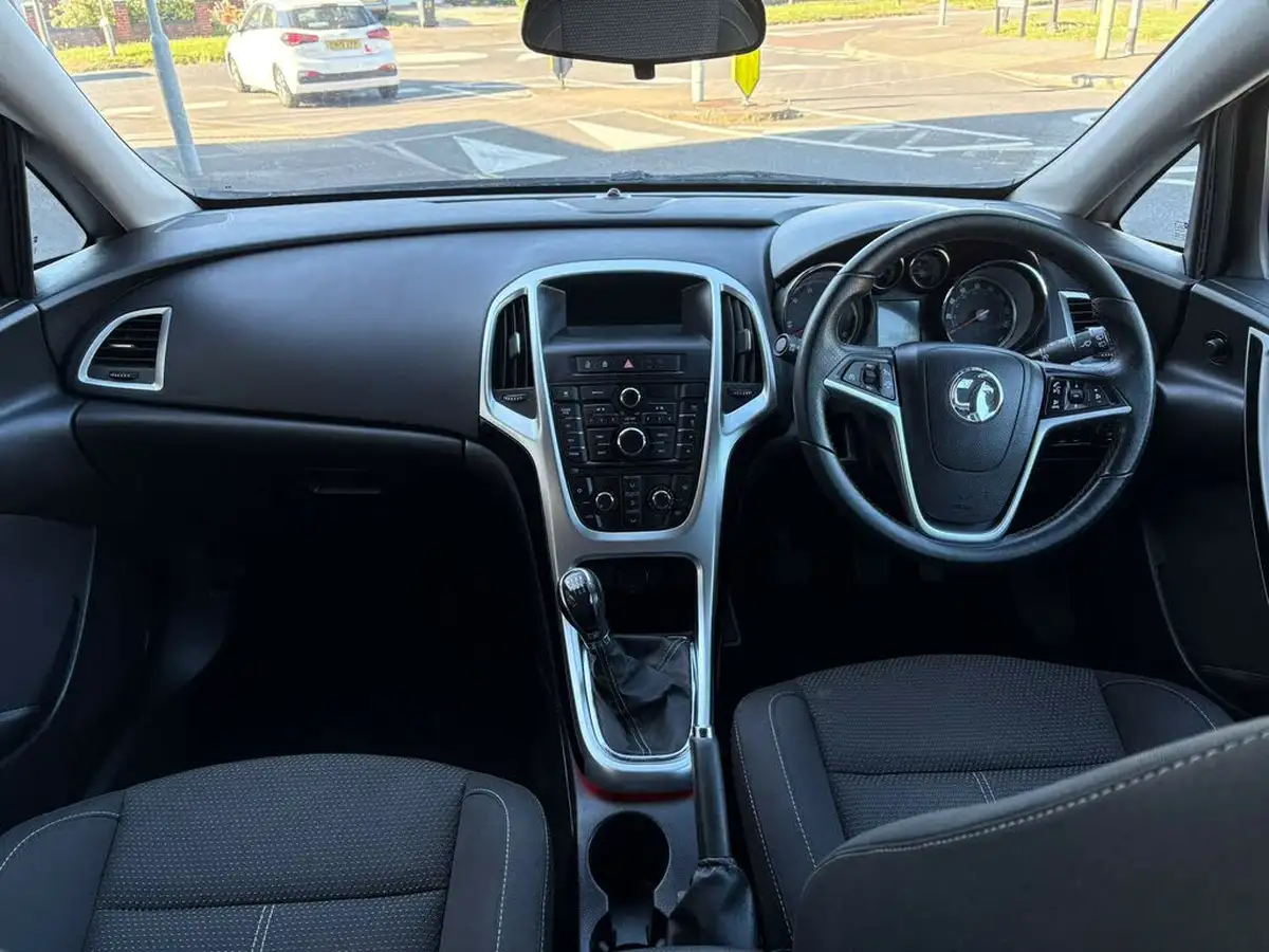 2013-vauxhall-astra-20td-sri-ecoflex-ss-hatchback-big-15