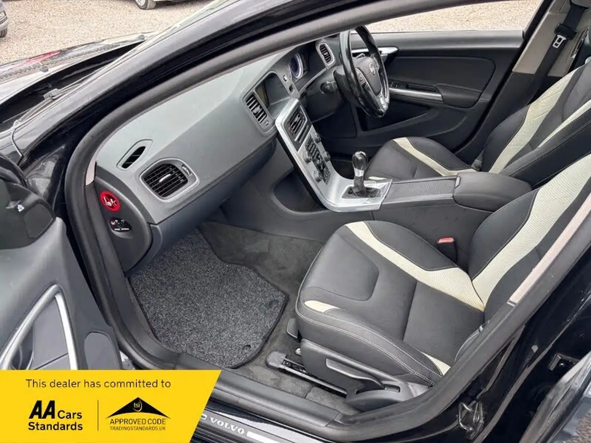 2011-volvo-v60-16-t4-r-design-big-13