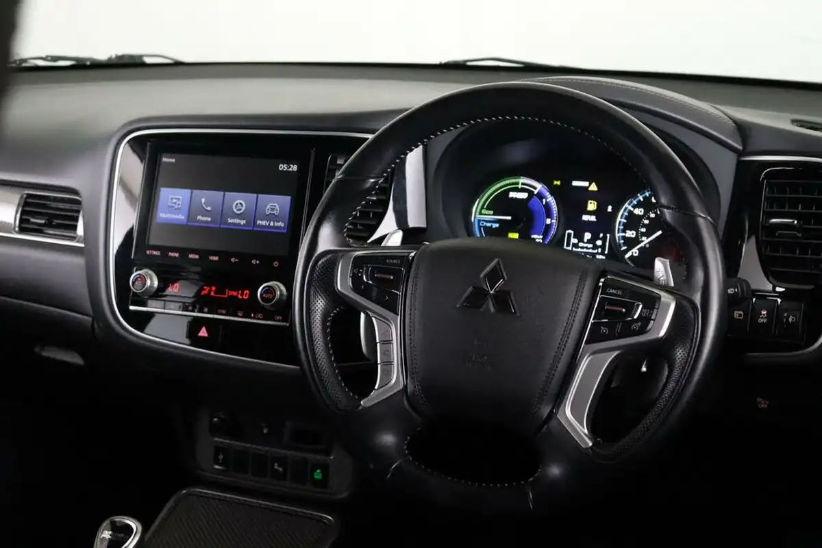 2019-mitsubishi-outlander-24-dynamic-phev-big-13