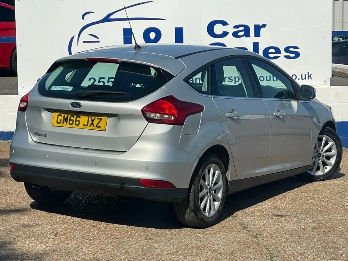 2017-ford-focus-15tdci-titanium-hatchback-big-4