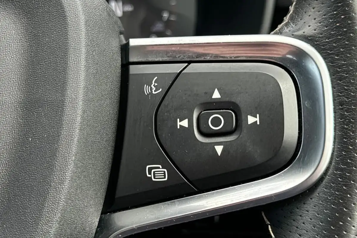 2021-volvo-xc40-15-t3-r-design-161bhp-big-11