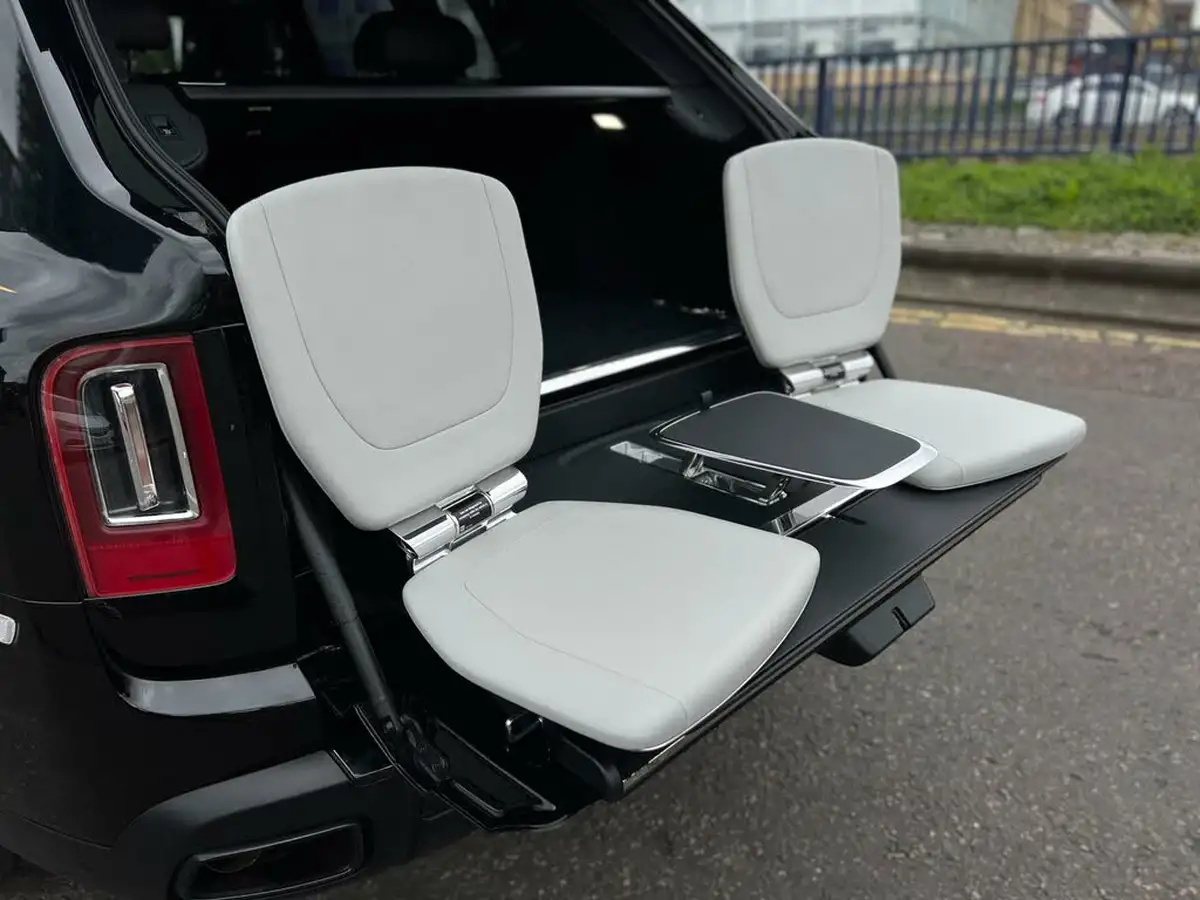 2020-rolls-royce-cullinan-675-black-badge-big-43