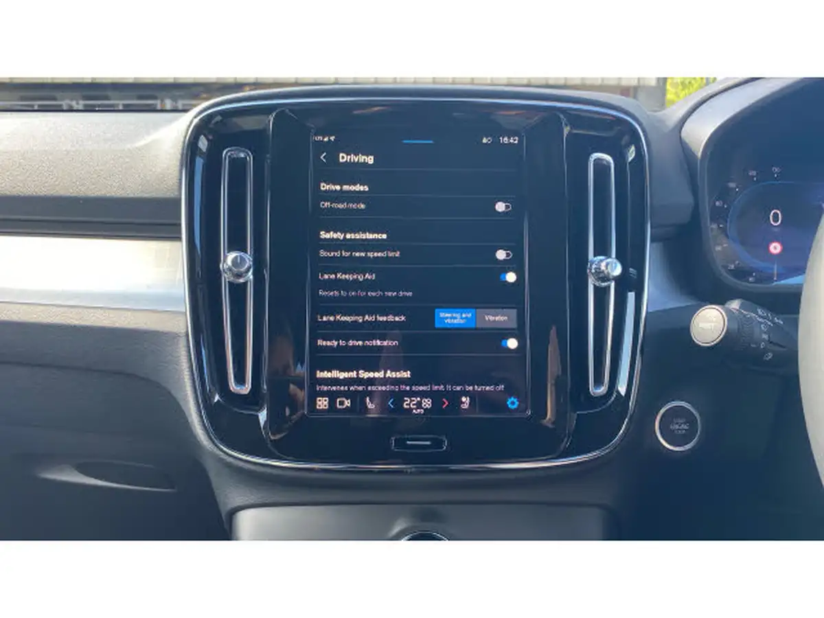 2024-volvo-xc40-20-b3-plus-big-32