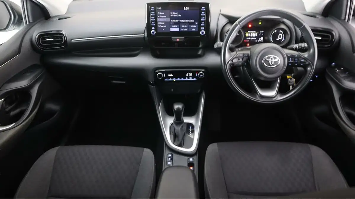 2021-toyota-yaris-15-vvt-i-design-big-12