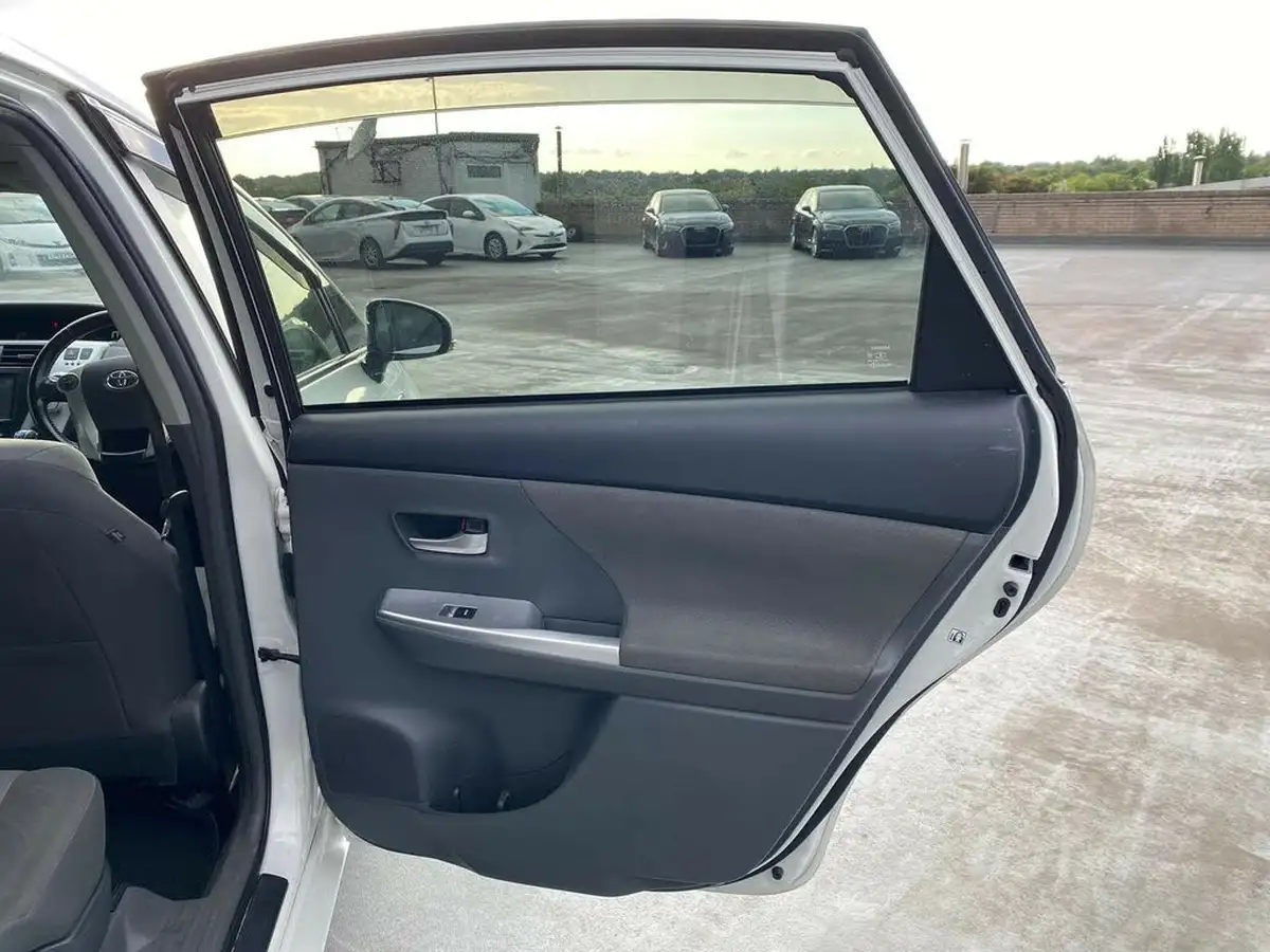2015-toyota-prius-big-30