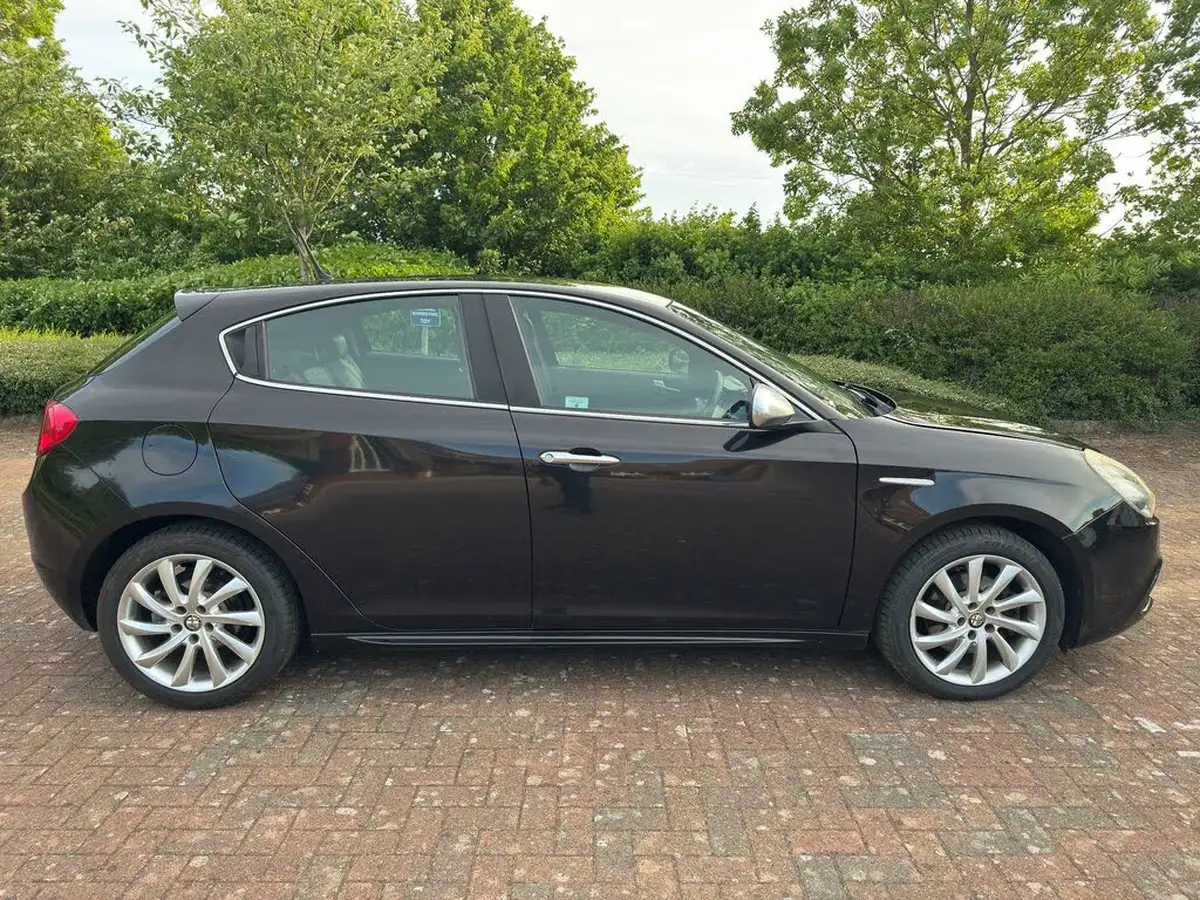 2012-alfa-romeo-giulietta-20td-veloce-140-bhp-big-11