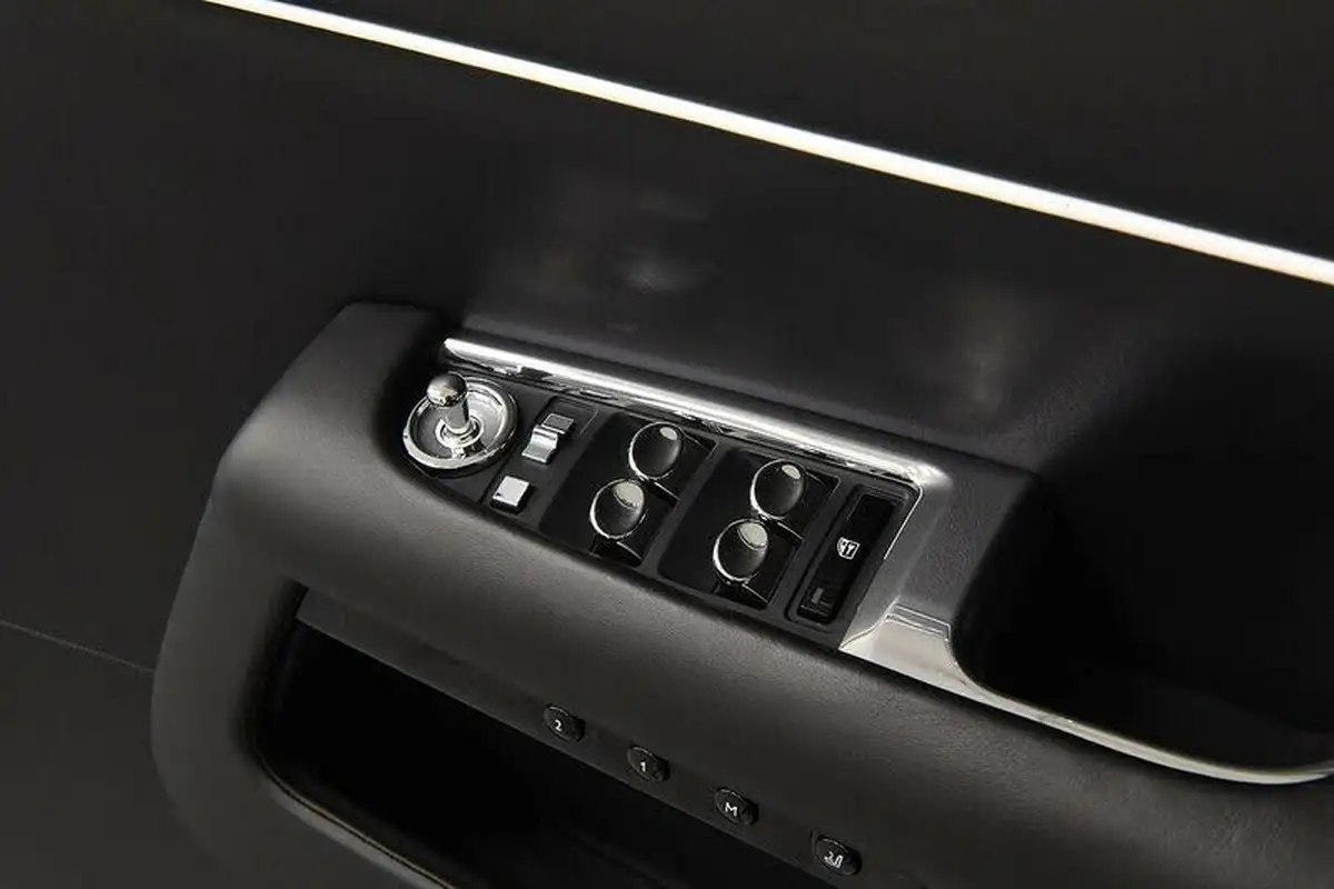 2017-rolls-royce-wraith-66-no-trim-big-30