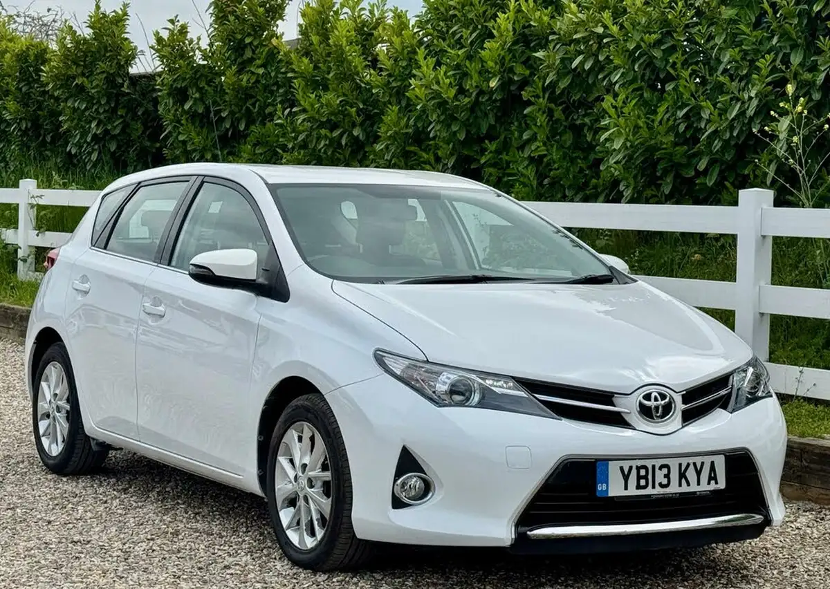 2013-toyota-auris-16-icon-hatchback-big-7