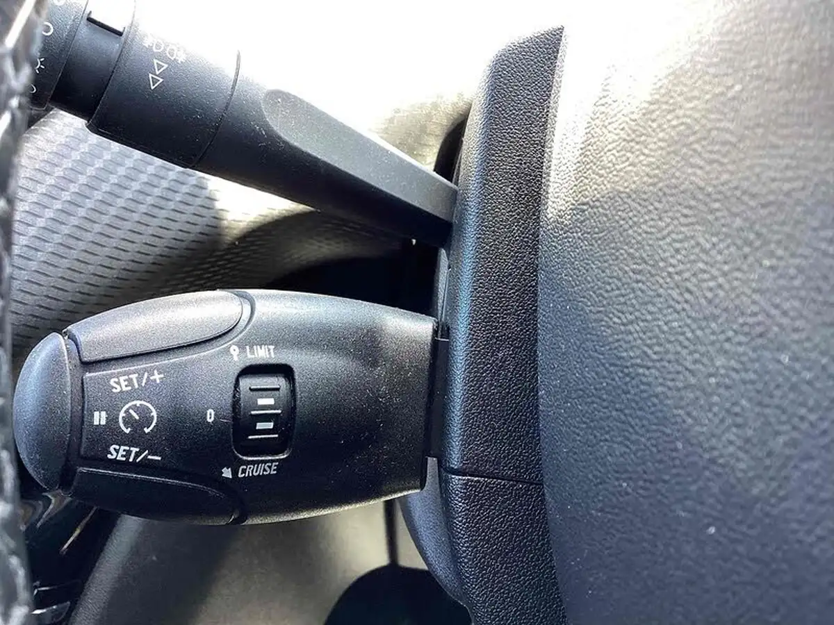 2018-peugeot-2008-suv-12-puretech-allure-82bhp-big-30
