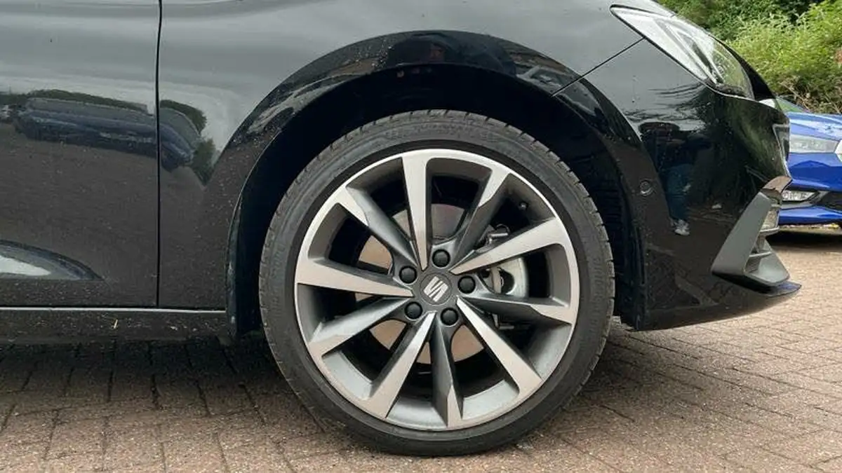 2024-seat-leon-14-e-hybrid-fr-sport-estate-big-4