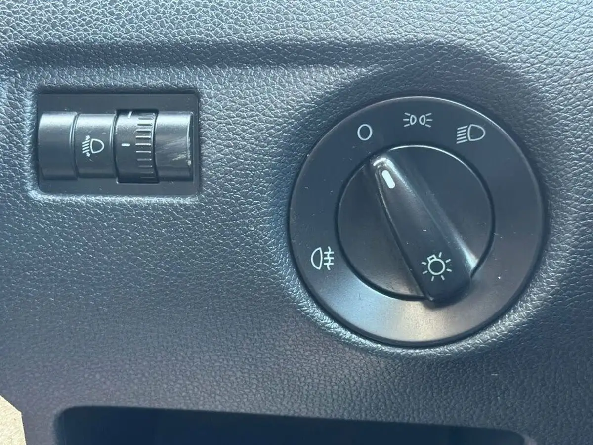 2011-skoda-fabia-12-se-plus-12v-70bhp-plus-hatchback-1198cc-big-32