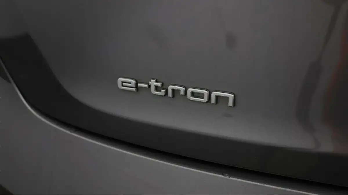 2021-audi-e-tron-50e-technik-station-wagon-big-20