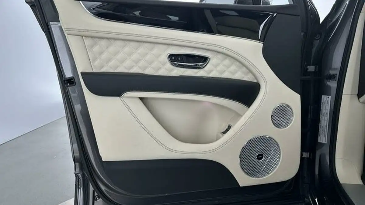 2023-bentley-bentayga-40-v8-big-24